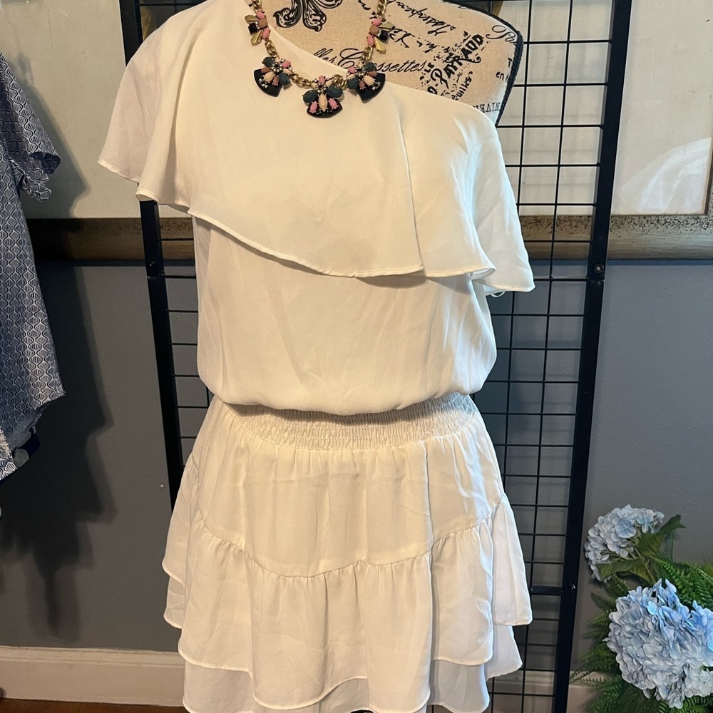 Elegant White One-Shoulder Dress